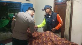 Petugas Polsek Sapuran saat melakukan pemeriksaan terhadap korban seusai ditemukan meninggal di sungai di wilayah Sapuran.