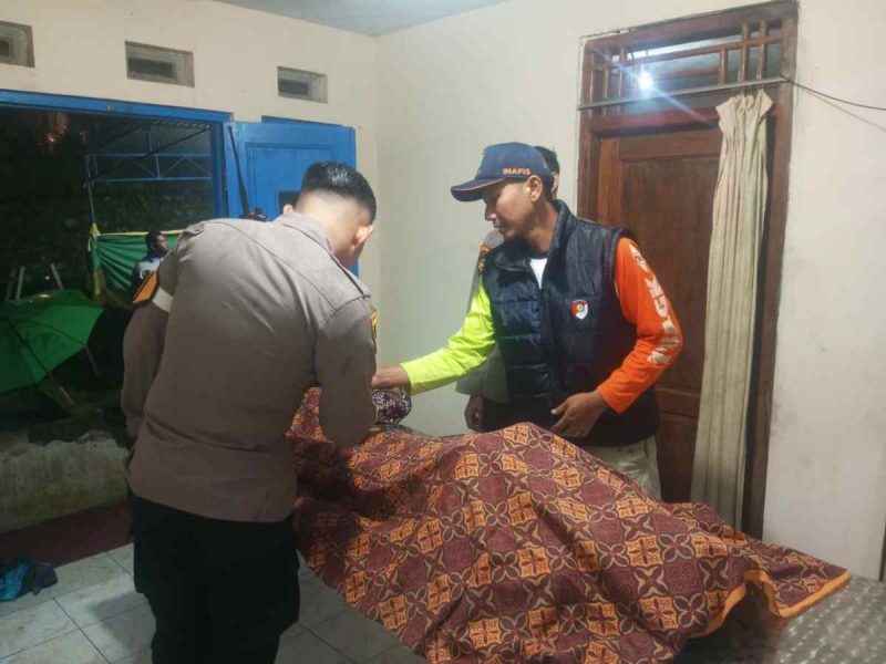 Petugas Polsek Sapuran saat melakukan pemeriksaan terhadap korban seusai ditemukan meninggal di sungai di wilayah Sapuran.