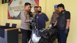 Kapolsek Mojotengah, Iptu Sudigdo menunjukan barang bukti sepeda motor hasil aksi pencurian di Mojotengah.