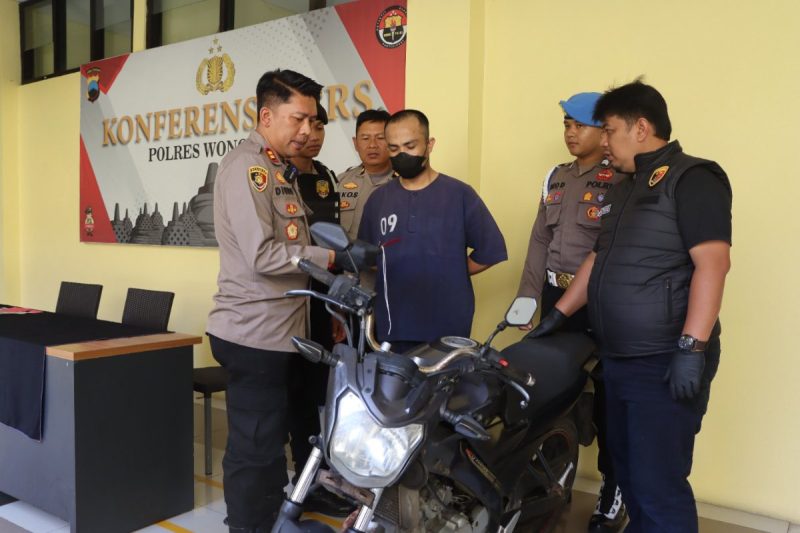 Kapolsek Mojotengah, Iptu Sudigdo menunjukan barang bukti sepeda motor hasil aksi pencurian di Mojotengah.