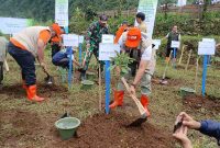 BNPB menggelar puncak acara penanaman 100.000 bibit bertepatan dengan peringatan Hari Pohon Sedunia Swiss Van Java, Wonosobo, Jumat (21/11/2025).