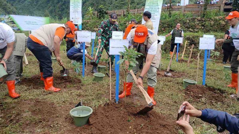 BNPB menggelar puncak acara penanaman 100.000 bibit bertepatan dengan peringatan Hari Pohon Sedunia Swiss Van Java, Wonosobo, Jumat (21/11/2025).