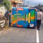 Petugas kepolisian bersama warga saat mengevakuasi mikrobus yang terguling di Jalan Wonosobo-Dieng.
