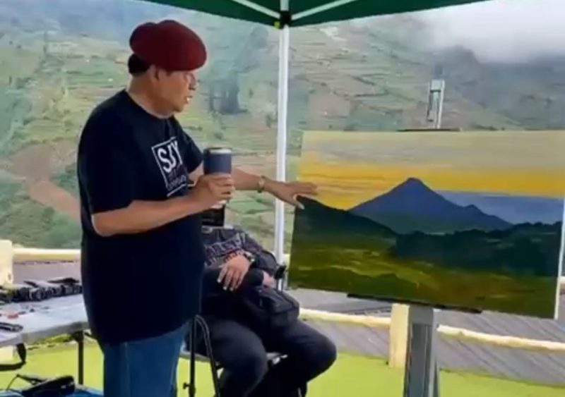 Presiden ke-6 RI, Susilo Bambang Yudhoyono (SBY), kembali menunjukkan kedekatannya dengan dunia seni saat berkunjung ke kawasan dataran tinggi Dieng.