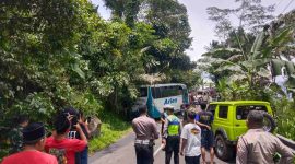 Petugas Kepolisian saat melakukan evakuasi kecelakaan bus rombongan di wilayah Kepil.
