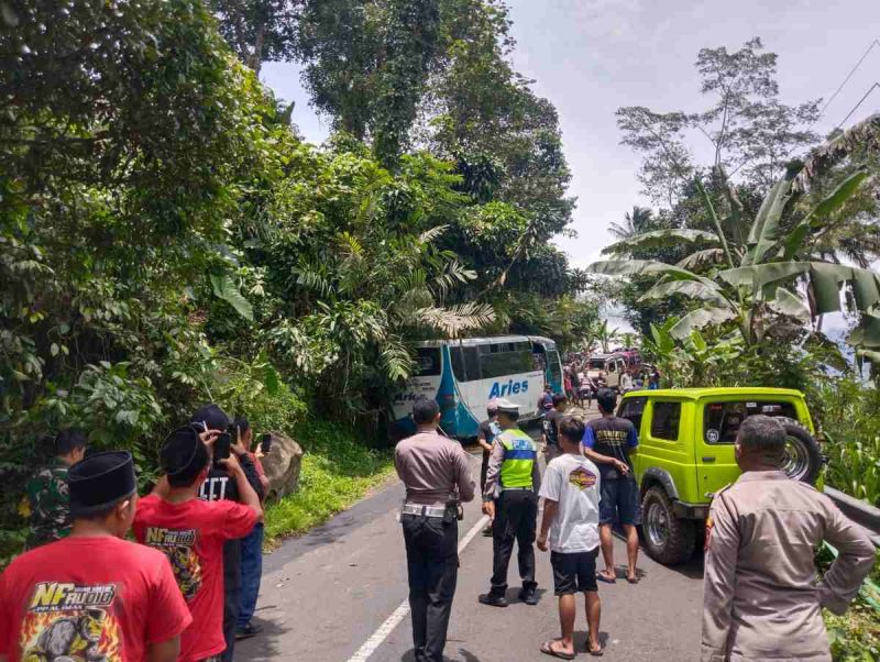 Petugas Kepolisian saat melakukan evakuasi kecelakaan bus rombongan di wilayah Kepil.