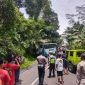 Petugas Kepolisian saat melakukan evakuasi kecelakaan bus rombongan di wilayah Kepil.