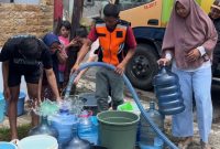 Petugas BPBD Wonosobo melakukan penyaluran air bersih di wilayah Selomerto.