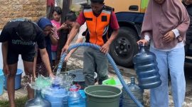 Petugas BPBD Wonosobo melakukan penyaluran air bersih di wilayah Selomerto.