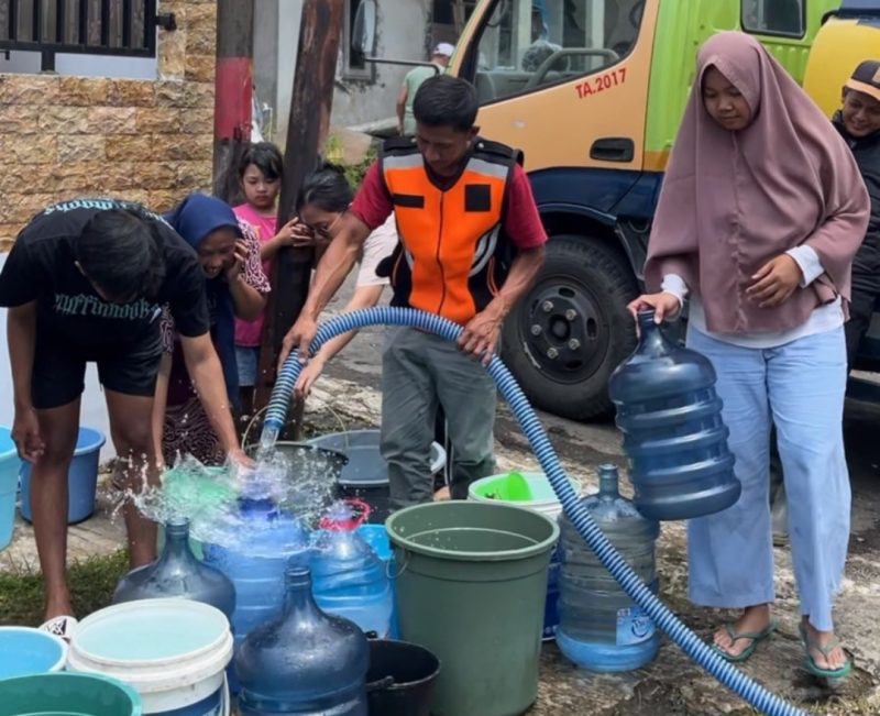 Petugas BPBD Wonosobo melakukan penyaluran air bersih di wilayah Selomerto.