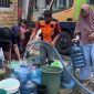 Petugas BPBD Wonosobo melakukan penyaluran air bersih di wilayah Selomerto.