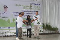 Peringatan Hari Menanam Pohon Indonesia (HMPI) Tahun 2025 digelar di GOR Desa Sikunang, Kecamatan Kejajar, Kabupaten Wonosobo, Kamis (27/11/2025).
