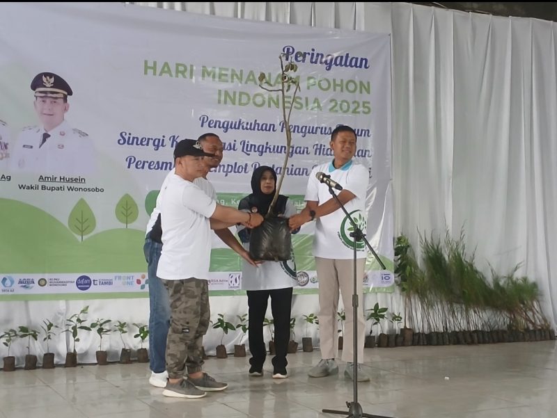 Peringatan Hari Menanam Pohon Indonesia (HMPI) Tahun 2025 digelar di GOR Desa Sikunang, Kecamatan Kejajar, Kabupaten Wonosobo, Kamis (27/11/2025).