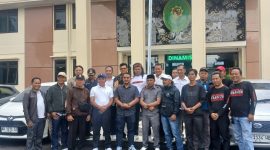 Puluhan pengurus Paguyuban Kepala Desa Kabupaten Wonosobo (PKKW) menghadiri sidang kasus pemerasan oleh wartawan gadungan di Pengadilan Negeri Wonosobo, Kamis (27/11/2025).