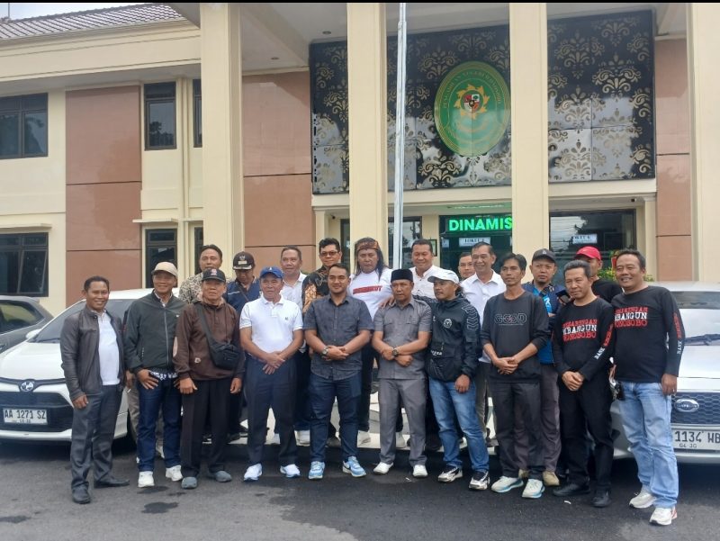 Puluhan pengurus Paguyuban Kepala Desa Kabupaten Wonosobo (PKKW) menghadiri sidang kasus pemerasan oleh wartawan gadungan di Pengadilan Negeri Wonosobo, Kamis (27/11/2025).