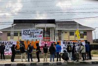 PMII Wonosobo menggelar aksi solidaritas di depan Mapolres Wonosobo, Senin (1/12/2025), sebagai bentuk protes atas penangkapan paksa dua aktivis di Semarang.