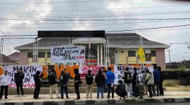 PMII Wonosobo menggelar aksi solidaritas di depan Mapolres Wonosobo, Senin (1/12/2025), sebagai bentuk protes atas penangkapan paksa dua aktivis di Semarang.