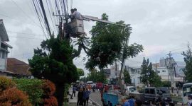 Pemkab Wonosobo melakukan pemotongan kabel fiber optik di tiang-tiang ilegal di wilayah Wonosobo.