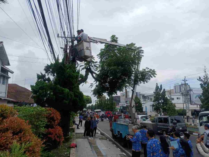 Pemkab Wonosobo melakukan pemotongan kabel fiber optik di tiang-tiang ilegal di wilayah Wonosobo.