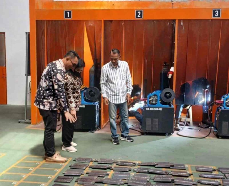 Perwakilan Kementerian Perlindungan Pekerja Migran Indonesia (KP2MI), Revina Purnama Panjaitan saat mengunjungi LPK Bina Mandiri di Jlamprang, Wonosobo.