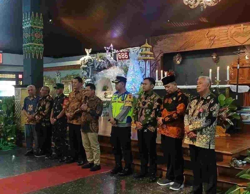 Bupati Afif Nurhidayat bersama Forkopimda meninjau sejumlah gereja.
