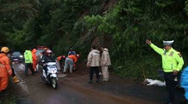 Petugas gabungan berusaha membuka akses jalan menuju Dieng yang tertutup longsor.