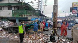 Pihak kepolisian saat melakukan olah TKP truk rem blong di perempatan Pasar Kertek.