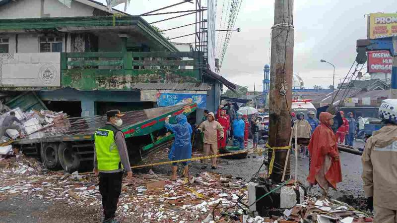 Pihak kepolisian saat melakukan olah TKP truk rem blong di perempatan Pasar Kertek.