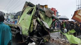 Kondisi truk yang mengalami rem blong di perempatan Pasar Kertek.