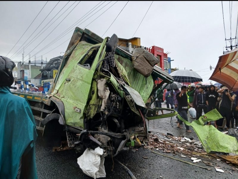 Kondisi truk yang mengalami rem blong di perempatan Pasar Kertek.