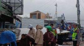 Pihak kepolisian saat melakukan olah TKP truk rem blong di perempatan Pasar Kertek.