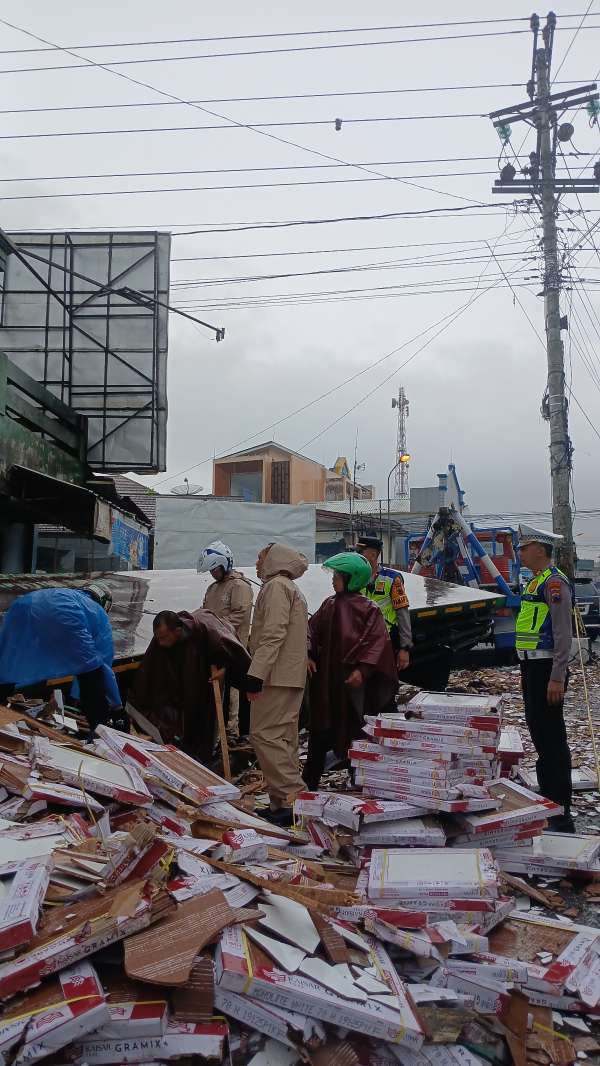 Pihak kepolisian saat melakukan olah TKP truk rem blong di perempatan Pasar Kertek.
