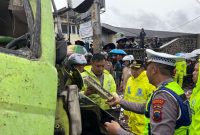 Pihak Kepolisian saat melakukan olah TKP kecelakaan truk di persimpangan Pasar Kertek.