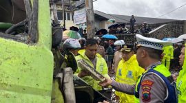 Pihak Kepolisian saat melakukan olah TKP kecelakaan truk di persimpangan Pasar Kertek.