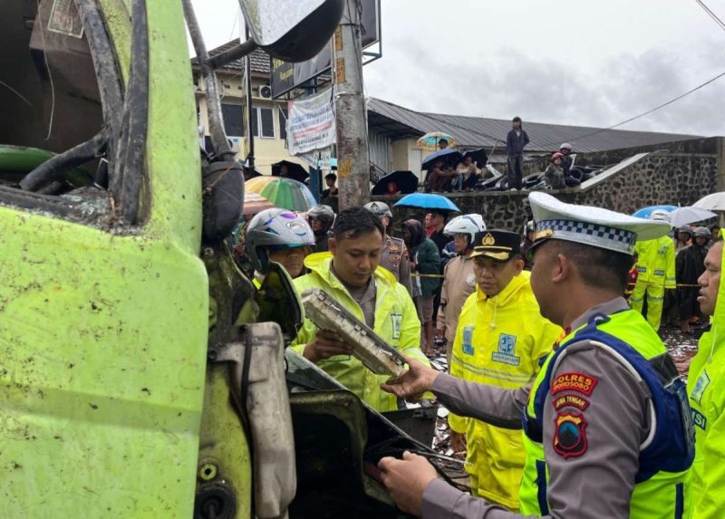 Pihak Kepolisian saat melakukan olah TKP kecelakaan truk di persimpangan Pasar Kertek.