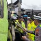 Pihak Kepolisian saat melakukan olah TKP kecelakaan truk di persimpangan Pasar Kertek.