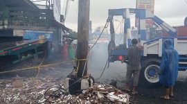 Proses evakuasi truk pengangkut keramik yang mengalami kecelakaan di perempatan Pasar Kertek, Wonosobo.