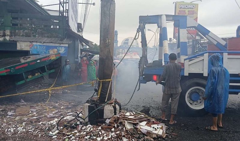 Proses evakuasi truk pengangkut keramik yang mengalami kecelakaan di perempatan Pasar Kertek, Wonosobo.