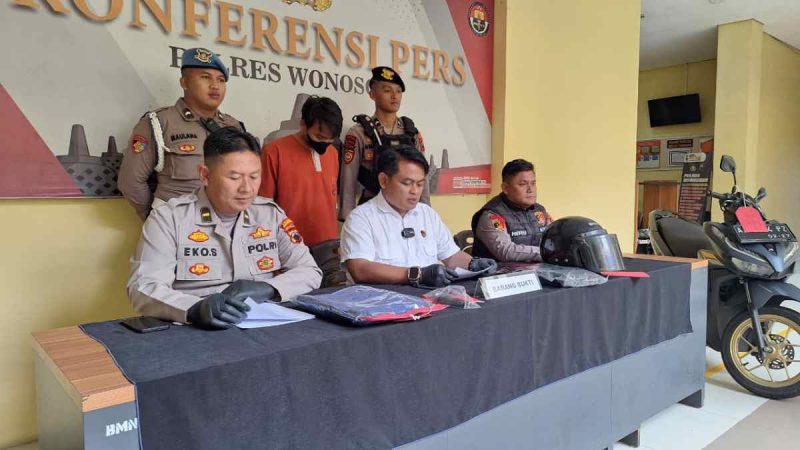 Pelak Pencurian sepeda motor di Dieng tertunduk lesu saat diamankan di Mapolres Wonosobo.