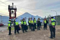 Satuan Lalu Lintas (Satlantas) Polres Wonosobo melakukan apel pengecekan kelengkapan personel di Pos Polisi Gardu Pandang, Dieng, Selasa (30/12/2025) pagi.