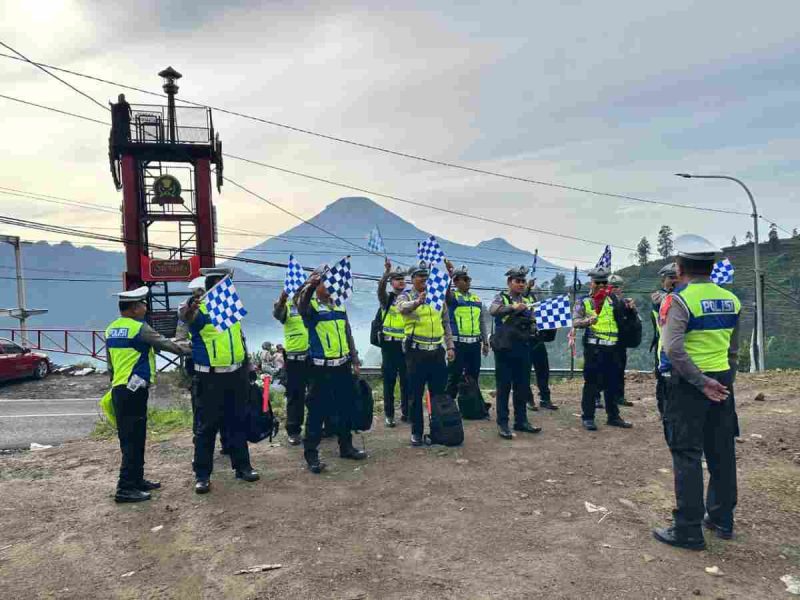 Satuan Lalu Lintas (Satlantas) Polres Wonosobo melakukan apel pengecekan kelengkapan personel di Pos Polisi Gardu Pandang, Dieng, Selasa (30/12/2025) pagi.