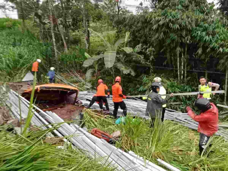 Petugas saat mengevakuasi truk yang mengalami kecelakaan di Desa Candimulyo, Kecamatan Kertek, Kabupaten Wonosobo, Selasa sore (30/12/2025).