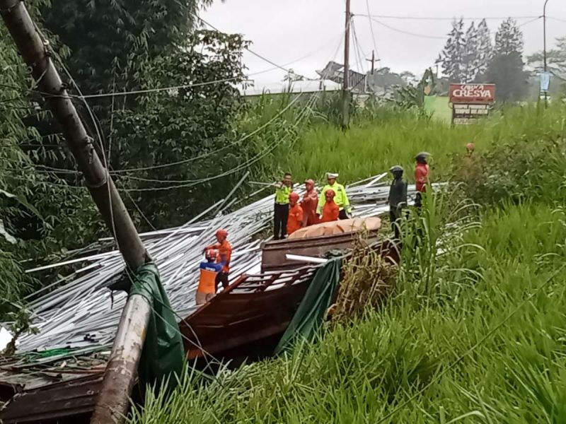 Petugas saat mengevakuasi truk yang mengalami kecelakaan di Desa Candimulyo, Kecamatan Kertek, Kabupaten Wonosobo, Selasa sore (30/12/2025).