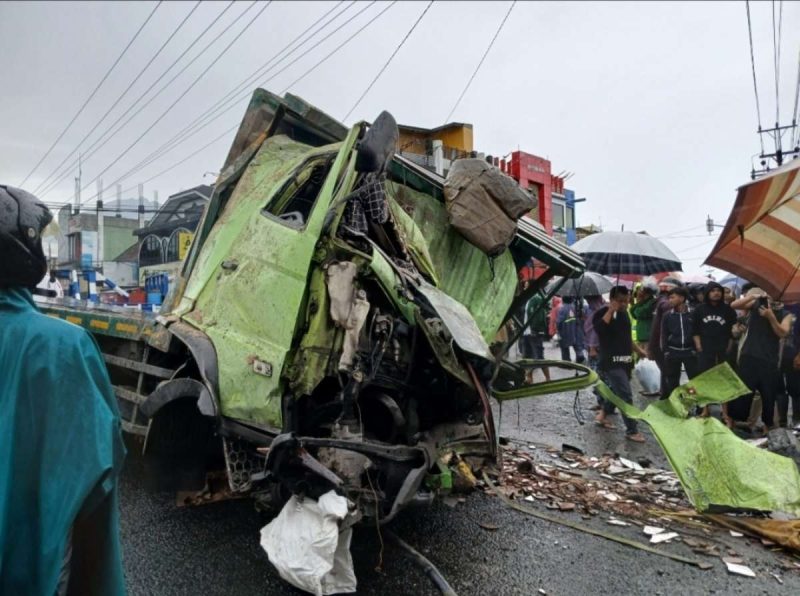 Truk ringsek setelah mengalami kecelakaan di jalur Wonosobo- Parakan.