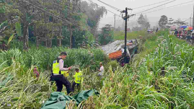 Petugas Kepolisian saat melakukan olah TKP kecelakaan truk di jalan Wonosobo-Parakan.