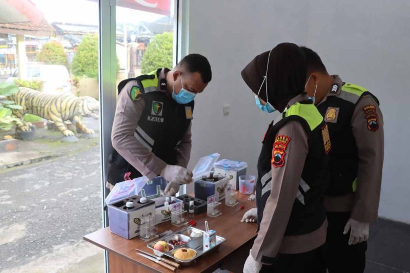 Seksi Kedokteran dan Kesehatan (Sidokkes) Polres Wonosobo melakukan pemeriksaan food safety terhadap menu makanan yang disajikan SPPG Polres Wonosobo.