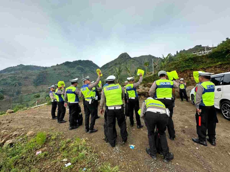 Seluruh personel yang bertugas di kawasan Dieng mengikuti apel kesiapan di Pos Polisi Gardu Pandang, Selasa (30/12/2025) pagi.