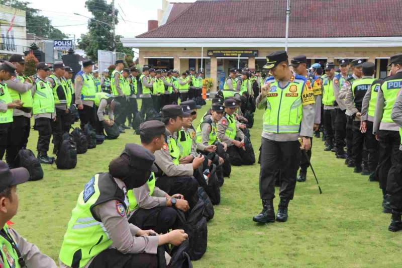 Kapolres Wonosobo AKBP M. Kasim Akbar Bantilan memimpin apel kesiapan pasukan penebalan pengamanan di halaman Mapolres Wonosobo, Rabu (31/12/2025) pagi.