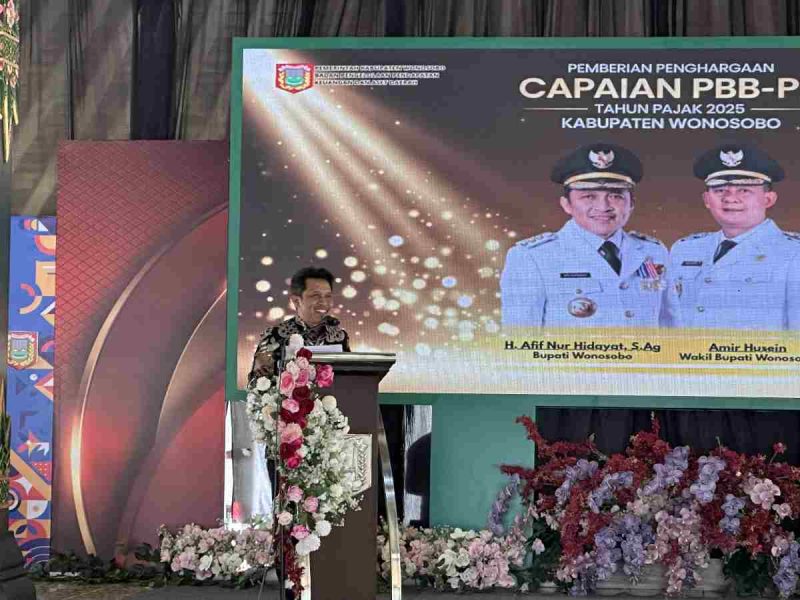 Bupati Wonosobo Afif Nurhidayat dalam acara penyerahan apresiasi bagi kecamatan, desa, kelurahan, dan wajib pajak berprestasi di Pendopo Selatan, Selasa (30/12/2025).
