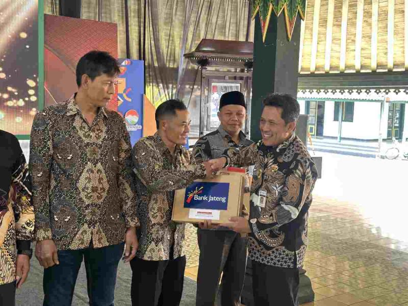 Bupati Wonosobo, Afif Nurhidayat memberikan hadiah kepada desa dan kecamatan yang lunas PBB 100 persen.